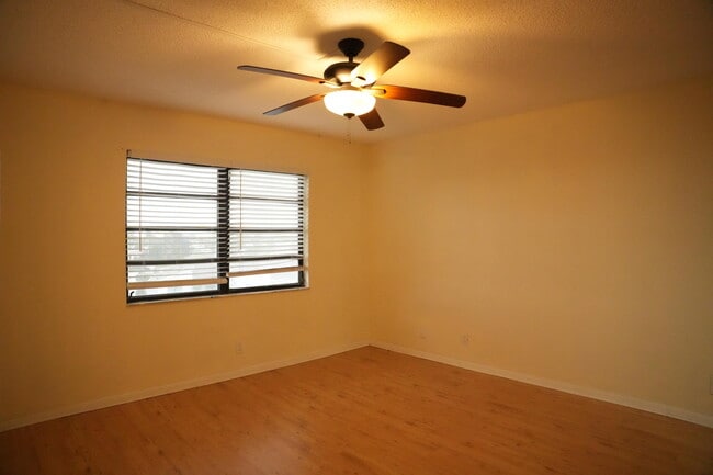 Building Photo - 4640 Lucerne Lakes Blvd W