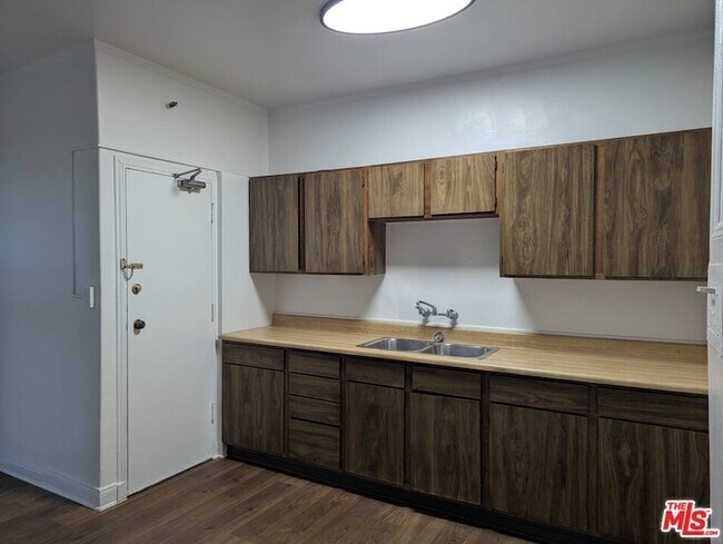 Building Photo - 634 S Gramercy Pl