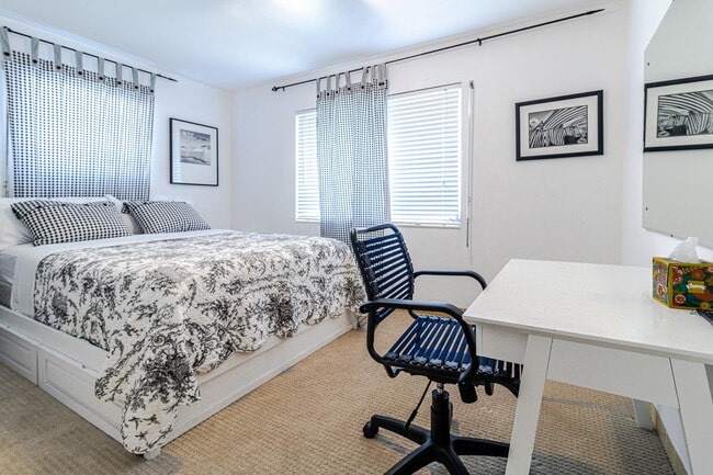 Building Photo - 1300 SE 7th Ct