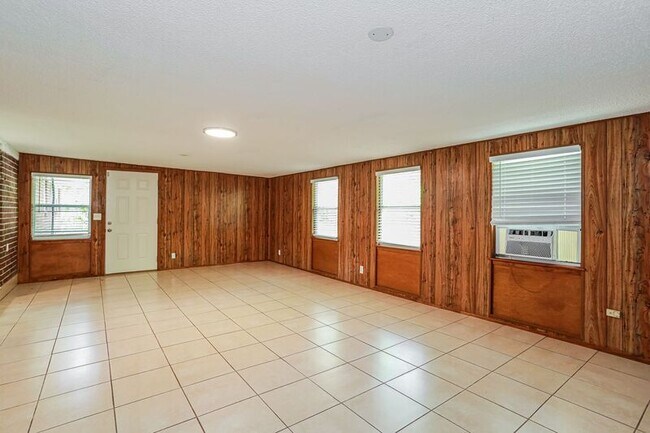 Building Photo - 9307 Ida St