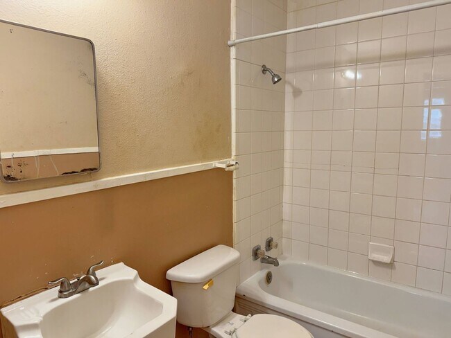 Building Photo - Affordable 2 Bed 1 Bath in Sunnyside Heights