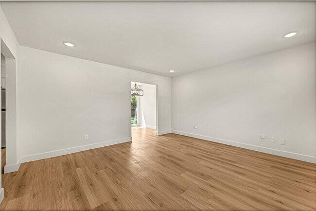 Building Photo - 117 E Adobe St