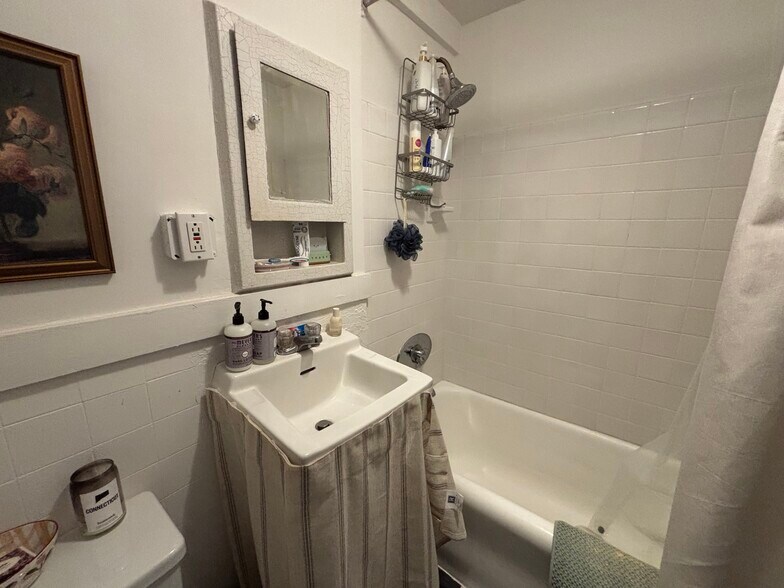 Building Photo - 85 Charles St