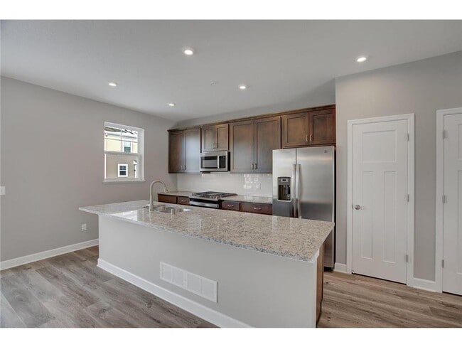 Building Photo - 855 Roselyn Dr