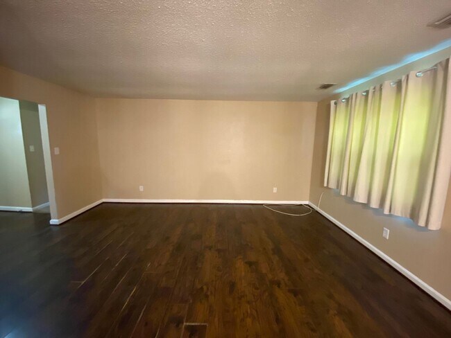 Building Photo - Charming 3-Bedroom Ranch !! "ASK ABOUT OUR...