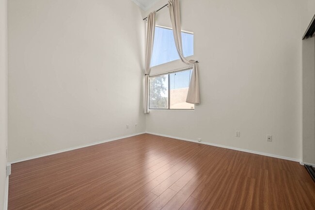 Building Photo - Tarzana Townhome – 2BR/2.5BA + Community P...