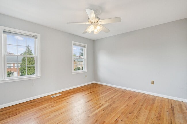 Building Photo - Beautifully maintained townhome on a quiet cul-de-sac in Springfield!