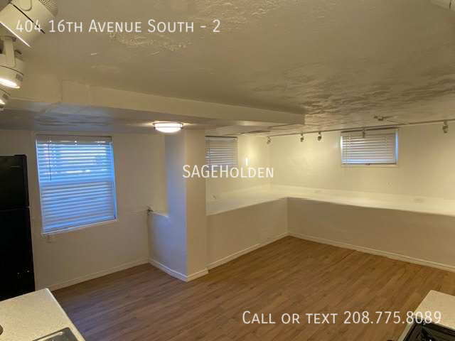 Building Photo - 404 16th Ave S