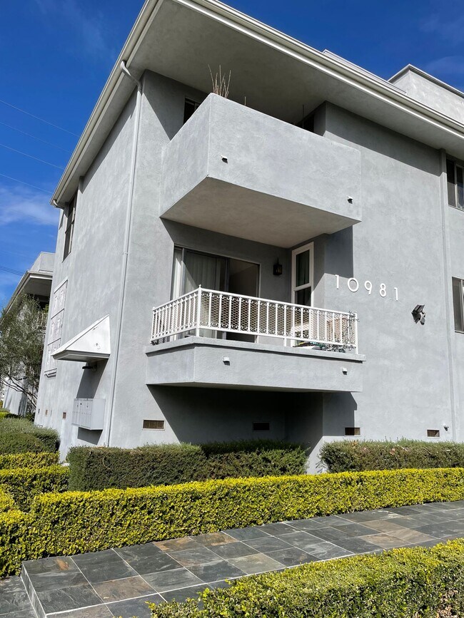 Building Photo - 10981 Rose Ave