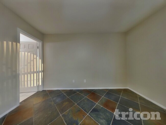 Building Photo - 1726 N Summer Cir