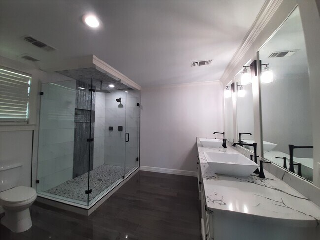 Building Photo - 6115 Glen Lee Dr