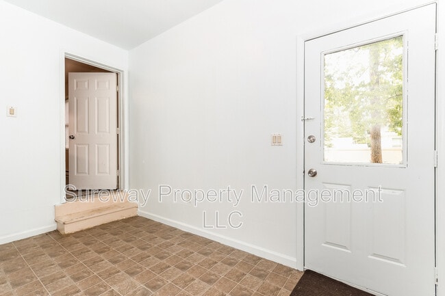 Building Photo - 50 Dahlia St