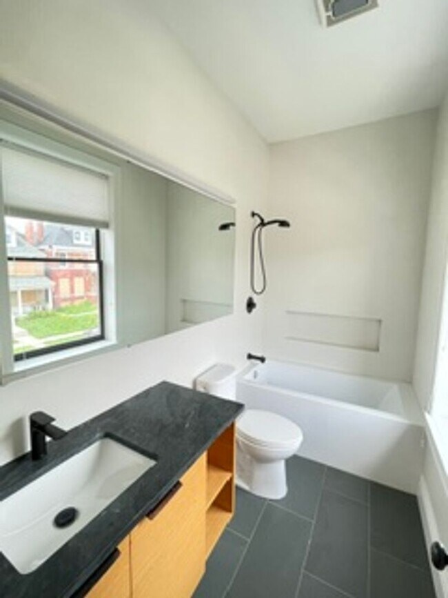 Building Photo - Large tri-level home in excellent condition.  4+ bedrooms, 3.5 bathrooms.