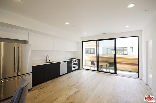 Building Photo - 860 S Wilton Pl