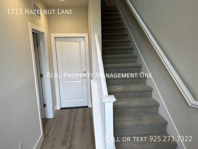 Building Photo - 1713 Hazelnut Ln