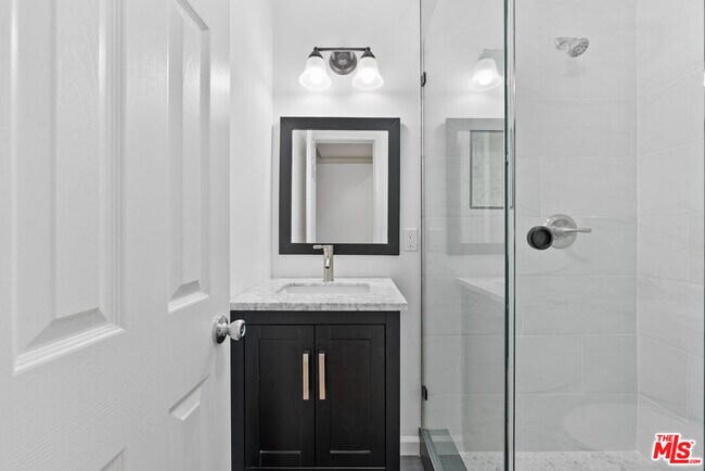 Building Photo - 5541 Fallbrook Ave