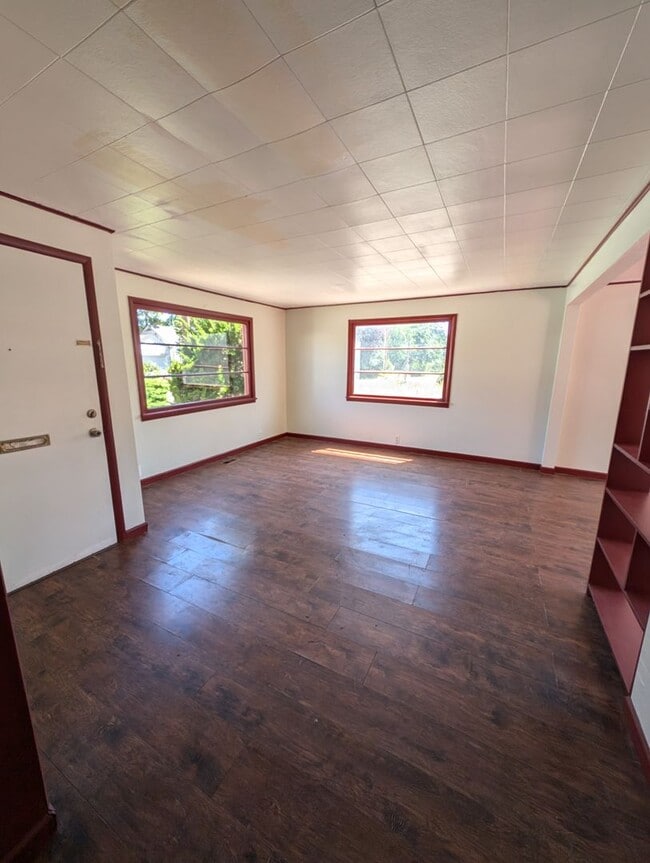 Building Photo - A Quarky Bremerton Original! Tons of Space...