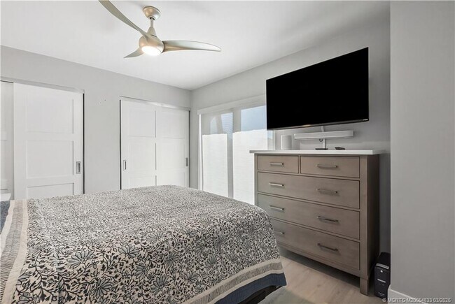 Building Photo - 6162 SE Riverboat Dr