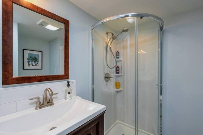 Building Photo - 4401 NW Columbia St