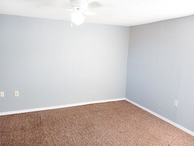 Building Photo - $0 First Month's Rent / $0 Deposit at Move-in
