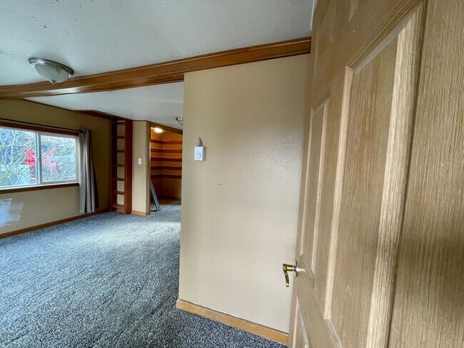 Building Photo - Cute Classic 1950s 2 Bd 1 Ba House + Bonus Room w/ Washer & Dryer, AC and Fenced Spacious Yard!
