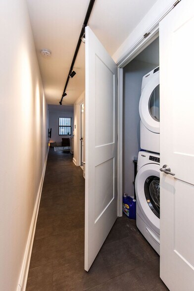 Building Photo - 758 North Broadway-SI ID1379067P