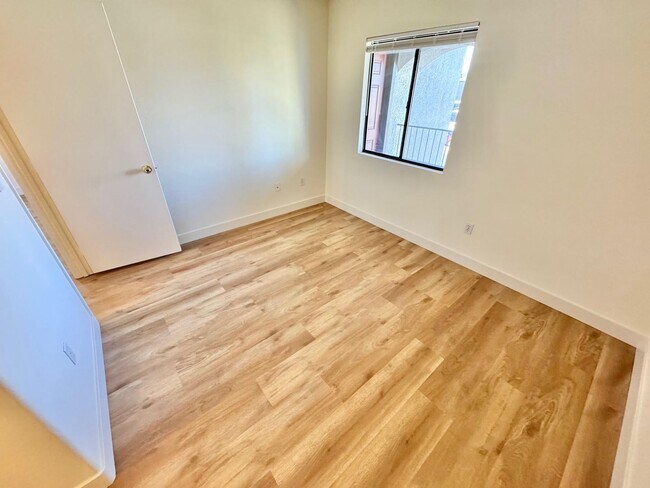 Building Photo - DON'T MISS OUT ON 1 MONTHS RENT FREE: Resort-Style Living in Seven Hills!