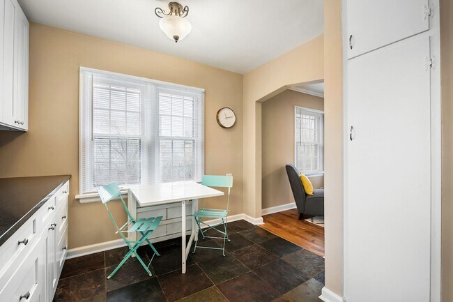 Building Photo - Updated 3-Bedroom, 2-Bath Home in the Heart of Englewood - Available Now!