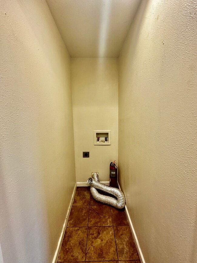 Building Photo - Cozy Guest House Utilities Included