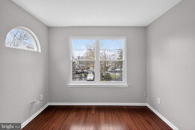 Building Photo - 8022 Beacon Hill Dr