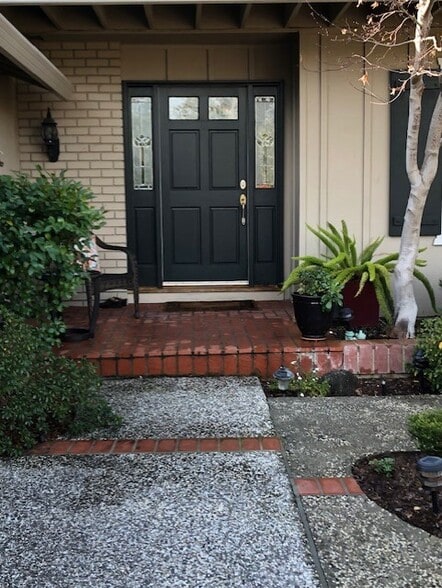 Courtyard front entry - 819 Rubis Dr