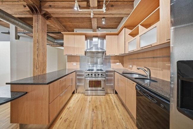 Building Photo - 1000 W Washington Blvd