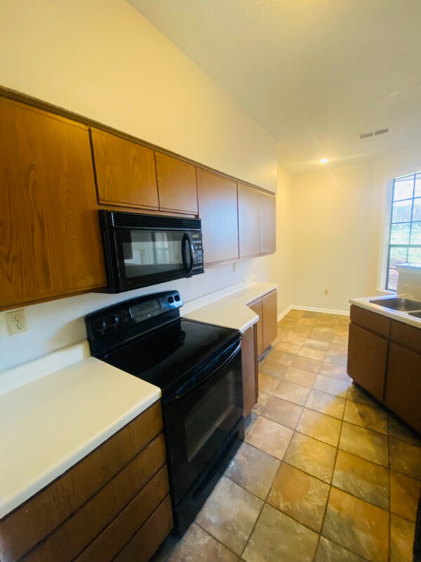 Building Photo - 1116 Hunter's Lake Dr