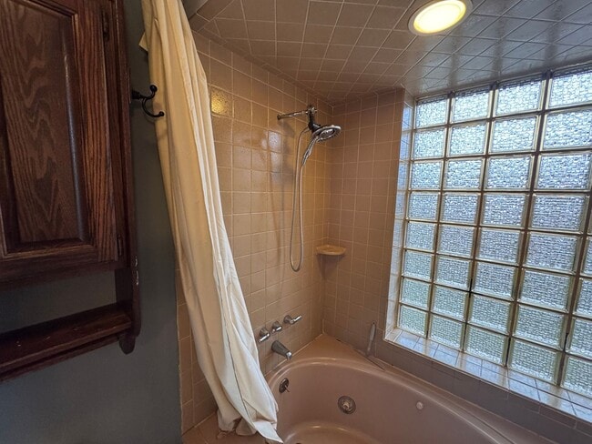 Building Photo - Spacious Private Oasis - 3 Bedroom 2 Bathroom House in Green Tree!