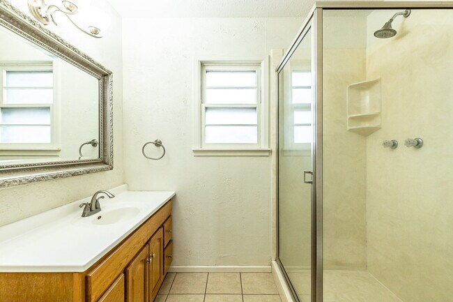 Building Photo - Beautiful 3 bedroom 2 bath
