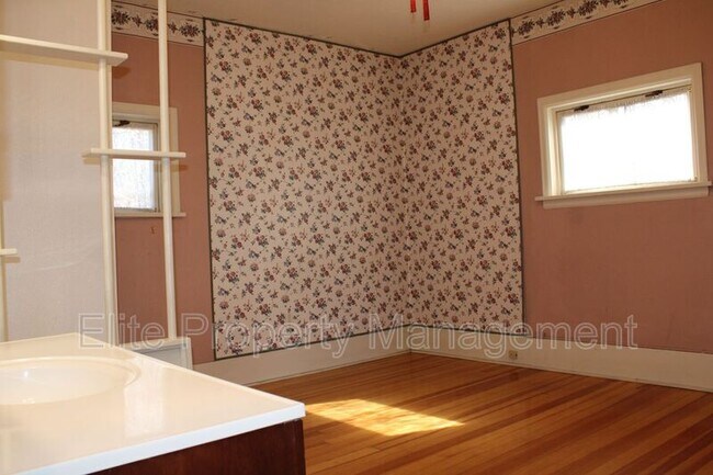 Building Photo - 511 W 13th St