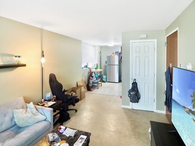 Building Photo - Clean and open 1 bedroom condo ready on Ju...
