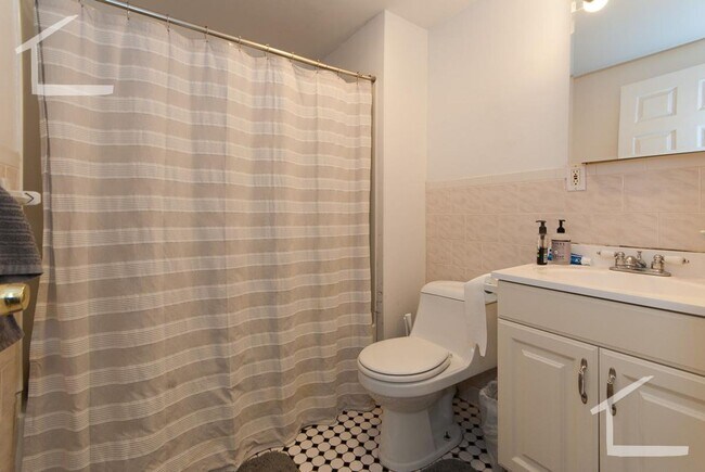 Building Photo - Brookline 4 BR 1 Bath Apartment - 9/1/26 (H&HW included) NO BROKER FEE