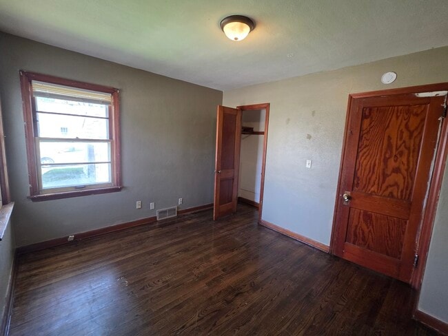 Building Photo - 427 N Henrietta Ave