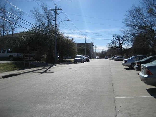 Building Photo - 602 Cherry St