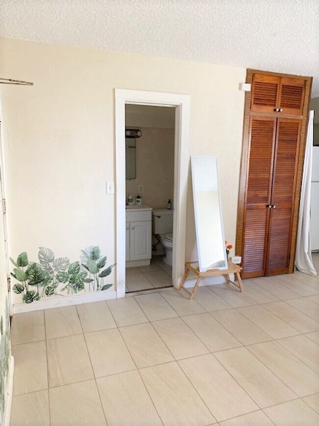 Building Photo - Studio near Waikiki Beach