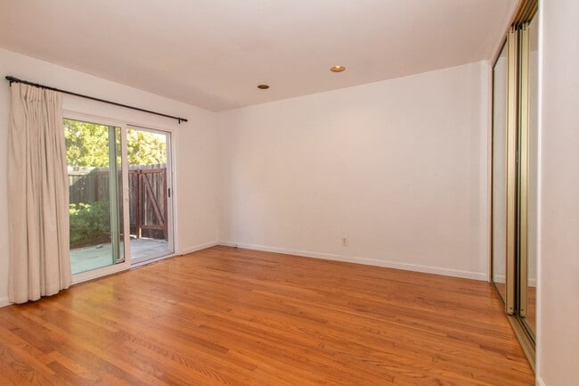 Building Photo - Charming 3 Bed/2 Bath Home in Bird Rock/ La Jolla- 1 Block from the Ocean!