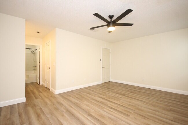 Building Photo - Charming Renovated 3/2 Cottage with Granit...