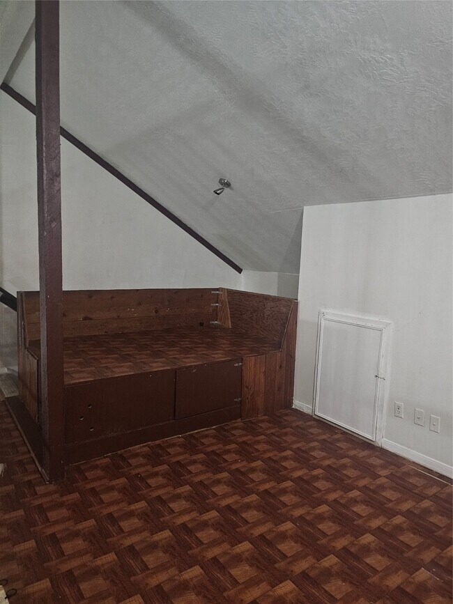 Building Photo - 4011 Alshire Dr