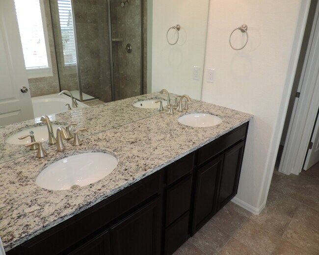 Building Photo - Sierra Ridge 4 Bedroom Home (Available Imm...