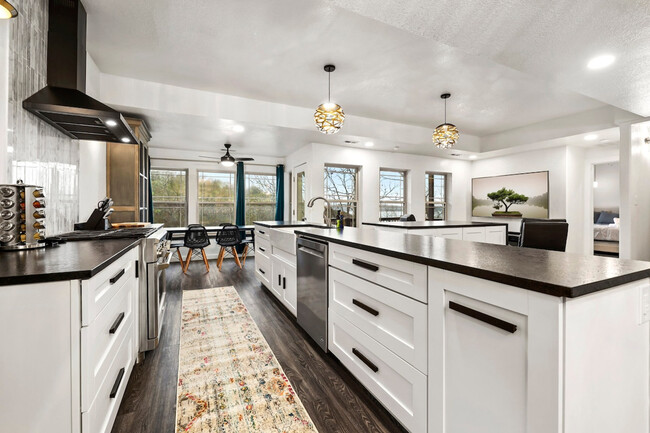 Building Photo - 211 Lakeshore Dr