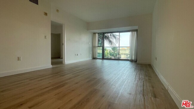 Building Photo - 13700 Marina Pointe Dr