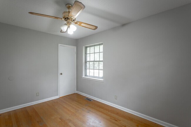 Building Photo - 3 Bedroom Home Close to All