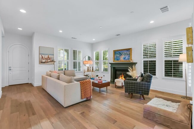 Building Photo - Stunning McKinley Village Home