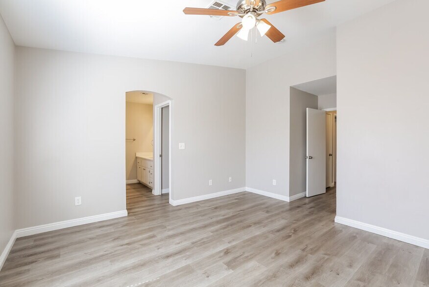 Building Photo - 5232 Shasta Daisy St